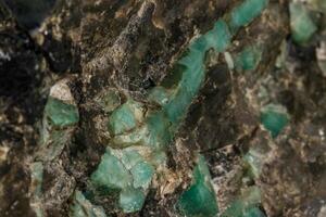 macro smaragd steen mineraal in rots Aan wit achtergrond foto