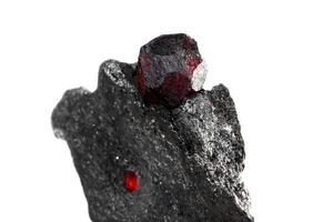 macro mineraal steen granaat in de rots Aan een wit achtergrond foto