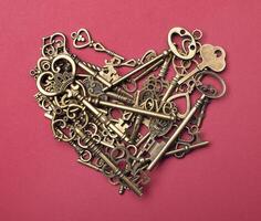 oud, wijnoogst sleutels in de vorm van een hart foto