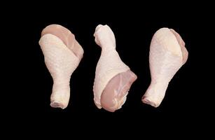 rauw kip vlees geïsoleerd Aan zwart achtergrond foto