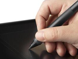 hand is tekenen op een digitale grafisch tablet met pen foto