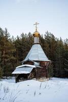 orthodox kerk kapel staat in de winter Woud. Rusland Openbaring vorst. een plaats voor gebed. de oud kerk is verloren in de taiga. stil plaats foto