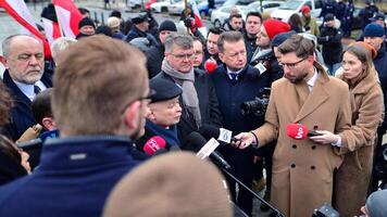 Warschau, Polen. 7 februari 2024. de leider van de oppositie pis partij, jaroslaw kaczynski, gedurende een druk op conferentie in voorkant van de sejm foto