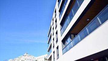 modern architectuur van stedelijk woon- appartement gebouw. appartement gebouw buitenkant, woon- huis facade. foto