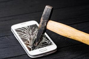 gebroken telefoon scherm. smartphone met gebroken scherm foto