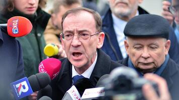 Warschau, Polen. 7 februari 2024.voormalig parlementariër van de pis partij mariusz kaminski gedurende een druk op conferentie in voorkant van de sejm foto