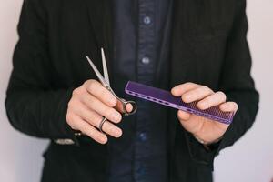 professioneel kapper hulpmiddelen. dichtbij omhoog visie van haar- stilist uitrusting reeks van kapper foto