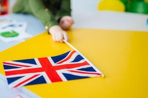 school- kinderen. weinig meisje met een vlag van Super goed Brittannië. onderwijs in de Verenigde koninkrijk. leren Engels foto