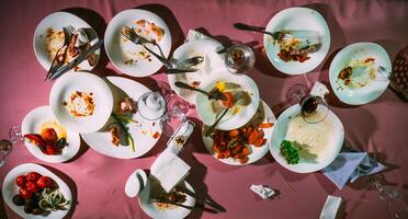 vuil gerechten Aan een tafel in een restaurant. na aan het eten foto