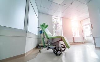 medisch rolstoel in een leeg ziekenhuis hal. gang interieur van ziekenhuis. foto