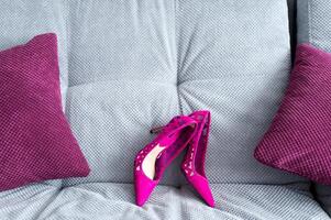 bruid bruiloft schoenen. selectief focus. Purper kleur. bruiloft concept. detailopname. foto