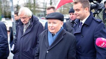 Warschau, Polen. 7 februari 2024. de leider van de oppositie pis partij, jaroslaw kaczynski, gedurende een druk op conferentie in voorkant van de sejm foto