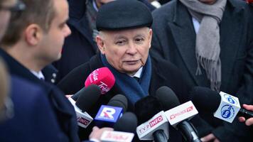 Warschau, Polen. 7 februari 2024. de leider van de oppositie pis partij, jaroslaw kaczynski, gedurende een druk op conferentie in voorkant van de sejm foto