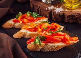 bruschetta's Aan snijdend bord dichtbij omhoog foto