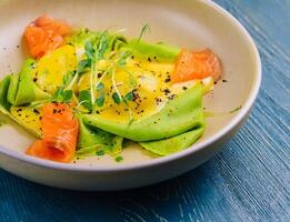 groen spinazie pannenkoeken of pannekoeken met gerookt Zalm en zacht kaas foto