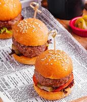 mini hamburgers met Patat Aan houten dienblad foto