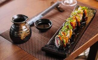 Japans unagi paling gegrild sushi maki rollen snijdend foto