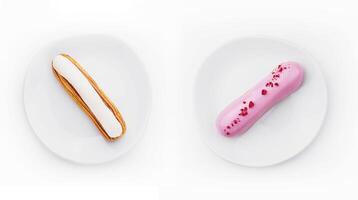 eclairs toetje met wit en roze suikerglazuur Aan bord foto