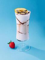 glas kop van milkshake met droog ananas en aardbeien foto