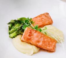 Zalm steaks met gepureerd aardappelen Aan wit bord foto