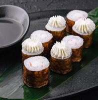 sushi maki met garnaal en Philadelphia kaas foto