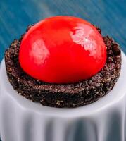 aardbei mousse brownie mini taart Aan blauw hout foto