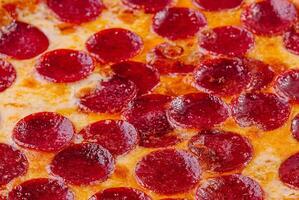peperoni pizza met salami top visie foto