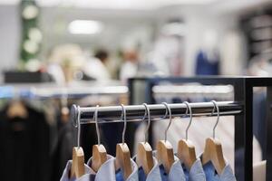 kleding voor uitverkoop hangende Aan metaal rek in modieus kleding op te slaan. blauw formeel mannetje overhemden van herenkleding verzameling laatste aankomst Aan hangers, presentatie van voor klanten in boodschappen doen winkelcentrum foto