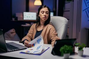 ondernemer lezing inkomen bericht van touchpad terwijl proberen naar af hebben een deadline laat Bij nacht. bedrijf vrouw werken na een tijdje Bij de kantoor naar af hebben een zakelijke baan gebruik makend van tablet pc. foto