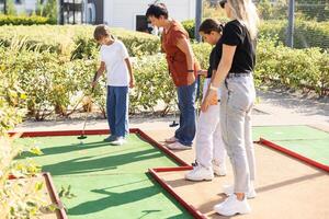 een speelplaats in de park uitgerust voor spelen minigolf foto