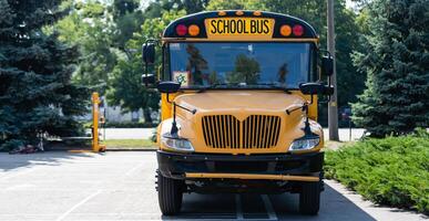 geel school- bus Aan de straat foto