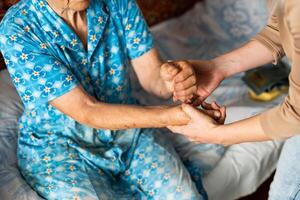 jong vrouw Holding senior vrouw hand- foto