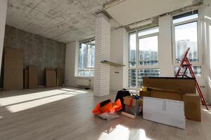 interieur van appartement met materialen gedurende Aan de vernieuwing en bouw, verbouwen muur van gips gipsplaat of gipsplaat foto