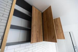nieuw geïnstalleerd hout keuken kasten met modern decoratief roestvrij staal foto