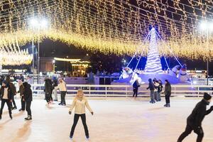 kiev, Oekraïne - 03.12.2023. winter nacht Bij de ijs baan mensen ijs nacht lichten foto
