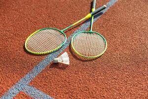 badminton rackets en veer shuttle Aan de rechtbank foto