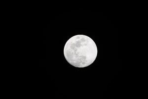 volle maan in de donkere lucht tijdens de nacht, geweldige supermaan in de lucht foto