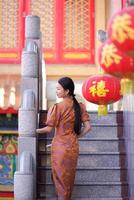 Chinese vrouw in traditioneel kostuum voor gelukkig Chinese nieuw jaar concept foto