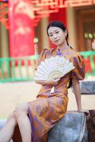Chinese vrouw in traditioneel kostuum voor gelukkig Chinese nieuw jaar concept foto