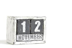 november 12 Aan houten kalender, Aan wit achtergrond. foto