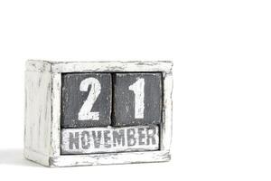 november 21 Aan houten kalender, Aan wit achtergrond. foto