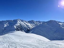 een visie van de bergen van de top van een ski helling foto