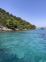 de blauw wateren van de eiland van korcula, Kroatië foto