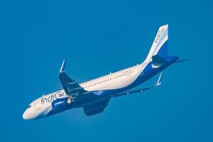 nieuw Delhi, Indië, december 25 2023 - indigo luchtbus a320 nemen uit van indra Gandhi Internationale luchthaven Delhi, indigo huiselijk vliegtuig vliegend in de blauw lucht gedurende dag tijd foto