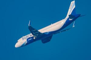 nieuw Delhi, Indië, december 25 2023 - indigo luchtbus a320 nemen uit van indra Gandhi Internationale luchthaven Delhi, indigo huiselijk vliegtuig vliegend in de blauw lucht gedurende dag tijd foto