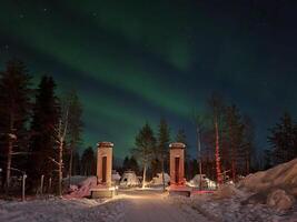 de Aurora borealis is gezien over- de Ingang naar een ski toevlucht foto