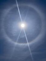 een halo ring is gezien in de lucht foto