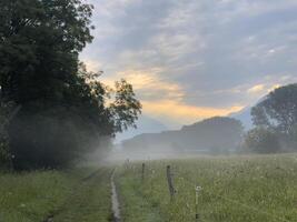 een nevelig ochtend- in de Alpen foto