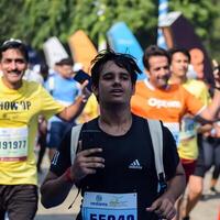 nieuw Delhi, Indië - oktober 15 2023 - vedanta Delhi voor de helft marathon ras na covid in welke marathon deelnemers over naar kruis de af hebben lijn, Delhi voor de helft marathon 2023 foto