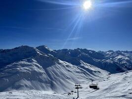 een ski optillen Aan een besneeuwd berg foto